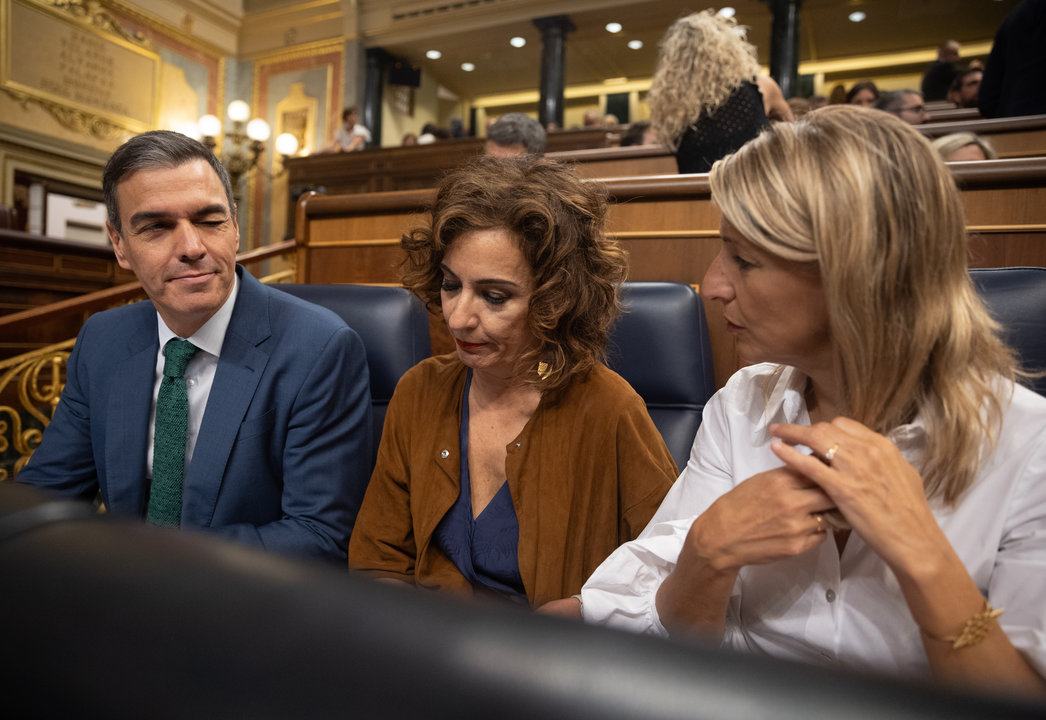 (I-D) El presidente del Gobierno, Pedro Sánchez y la vicepresidenta primera y ministra de Hacienda, María Jesús Montero y la vicepresidenta segunda y ministra de Trabajo, Yolanda Díaz, durante una sesión de control al Gobierno, en el Congreso de los Diputados, a 26 de junio de 2024, en Madrid (España). La financiación singular para Cataluña protagoniza hoy la sesión de control al Gobierno en el Pleno del Congreso, con preguntas de varios grupos parlamentarios tanto al presidente del Gobierno, como a la vicepresidenta primera y ministra de Hacienda. Además, el pleno ha estado marcado por el acuerdo entre el PSOE y el PP para renovar el CGPJ, que tuvo lugar ayer en Bruselas.
Fecha: 26/06/2024. leer menos
Firma: Eduardo Parra / Europa Press