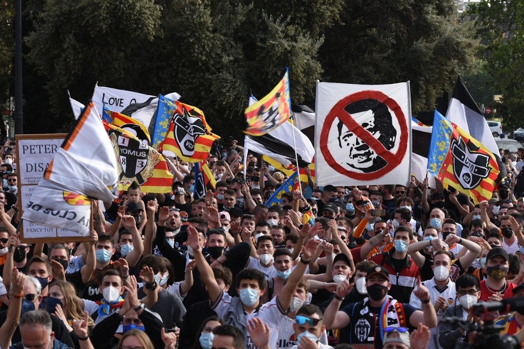 Aficionados del Valencia CF protestan contra la gestión de Peter Lim — Jorge Gil / Europa Press