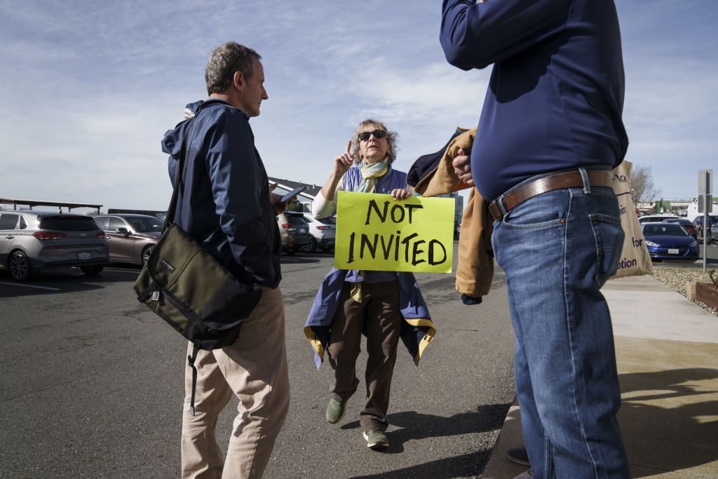 Un manifestante increpando a la prensa en una conferencia sobre el proyecto California Forever — Philip Pacheco / Bloomberg vía Jacobin