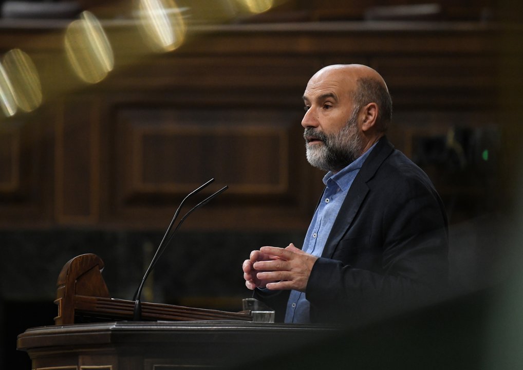 El diputado del BNG Néstor Rego, durante una sesión plenaria extraordinaria, en el Congreso de los Diputados, a 23 de julio de 2024, en Madrid (España). El Pleno del Congreso elige hoy, 23 de julio, a los diez nuevos vocales del Consejo General del Poder Judicial (CGPJ) que corresponden a la Cámara Baja --seis de origen judicial y cuatro juristas de reconocido prestigio– designados por votación en urna y aprueba la reforma judicial pactada también por el PSOE y el PP en el marco de su acuerdo para renovar el órgano de gobierno de los jueces, que está en funciones desde diciembre de 2018 cuando caducó su mandato. Otros temas a debatir en el pleno es la reforma de la ley de Extranjería y del límite de gasto no financiero, conocido como ‘techo de gasto’.
23 JULIO 2024;CONGRESO;DIPUTADOS;LEYES;PLENO;CGPJ;LEY DE EXTRANJERÍA;TECHO DE GASTO;HEMICICLO
Fernando Sánchez / Europa Press
23/7/2024