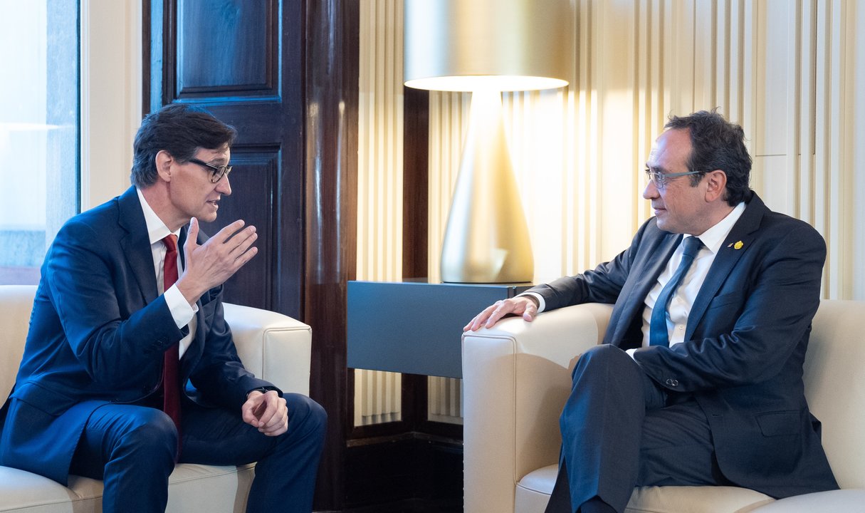 El líder del PSC, Salvador Illa (i) y el presidente del Parlament de Cataluña, Josep Rull (d), durante la primera reunión de la ronda de consultas, en el Parlament de Catalunya, a 6 de agosto de 2024, en Barcelona, Catalunya (España). Rull ha convocado para hoy, la ronda de consultas previa a formalizar la convocatoria de un pleno para la posible investidura del primer secretario del PSC, Salvador Illa, como presidente de la Generalitat. El sábado, 3 de agosto, Illa explicó que había comunicado al presidente del Parlament que tenía la mayoría necesaria para ser investido tras los acuerdos que su partido ha alcanzado con ERC y Comuns. En las elecciones catalanas, el PSC obtuvo 42 escaños mientras que los republicanos lograron 20 y 6 los comuns, que suman exactamente los 68 diputados que el líder socialista necesita para ser investido.
06 AGOSTO 2024;ILLA;GRUPOS PARLAMENTARIOS;INVESTIDURA;GENERALITAT
David Zorrakino / Europa Press
06/8/2024