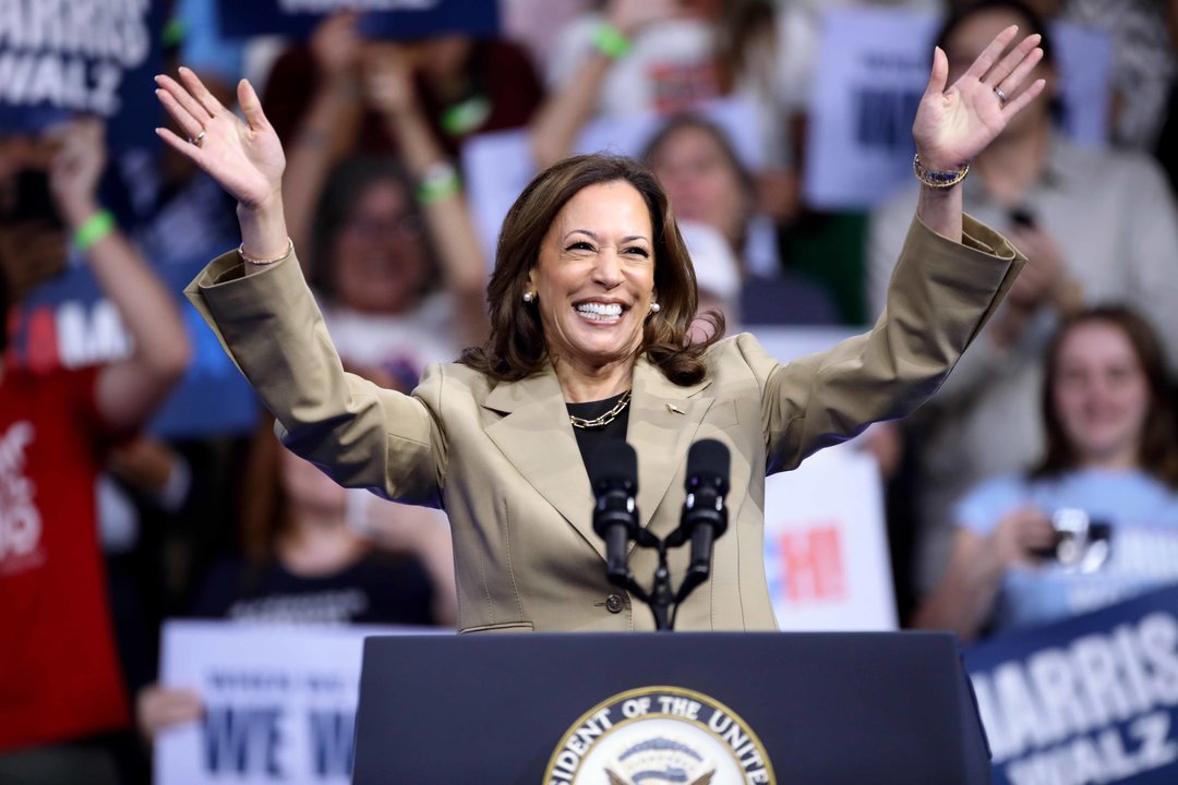 August 9, 2024, Glendale, Arizona, USA: Vice President KAMALA HARRIS speaks to the crowd at a rally at Desert Diamond Arena in Glendale, Arizona.,Image: 897520188, License: Rights-managed, Restrictions: , Model Release: no, Credit line: Gage Skidmore / Zuma Press / ContactoPhoto