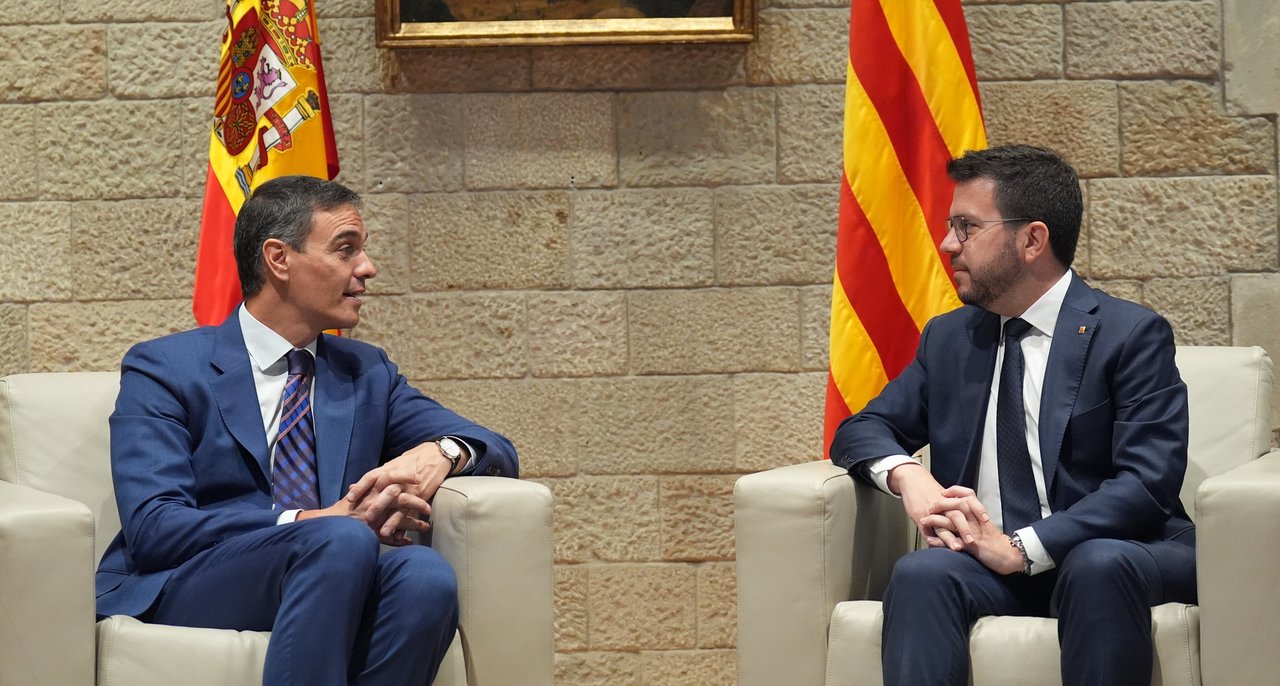 El presidente del Gobierno, Pedro Sánchez (i), y el presidente de la Generalitat en funciones, Pere Aragonès (d), durante una reunión en el Palau de la Generalitat, a 24 de julio de 2024, en Barcelona, Catalunya (España). Sánchez y Pere Aragonès se reúnen en Barcelona y posteriormente, firman el convenio de traspaso de la gestión del Ingreso Mínimo Vital a Catalunya. El encuentro se produce en la semana clave para desencallar las negociaciones entre socialistas y ERC para una posible investidura del líder del PSC, que debería tener lugar en los próximos días, antes de que termine el mes de julio. Esta es la primera vez que Sánchez y Aragonès se reúnen después de las elecciones autonómicas del 12M.
24 JULIO 2024;BARCELONA;CATALUNYA;SANCHEZ;ARAGONES;TRASPACIO INGRESO MINIMO VITAL
David Zorrakino / Europa Press
24/7/2024