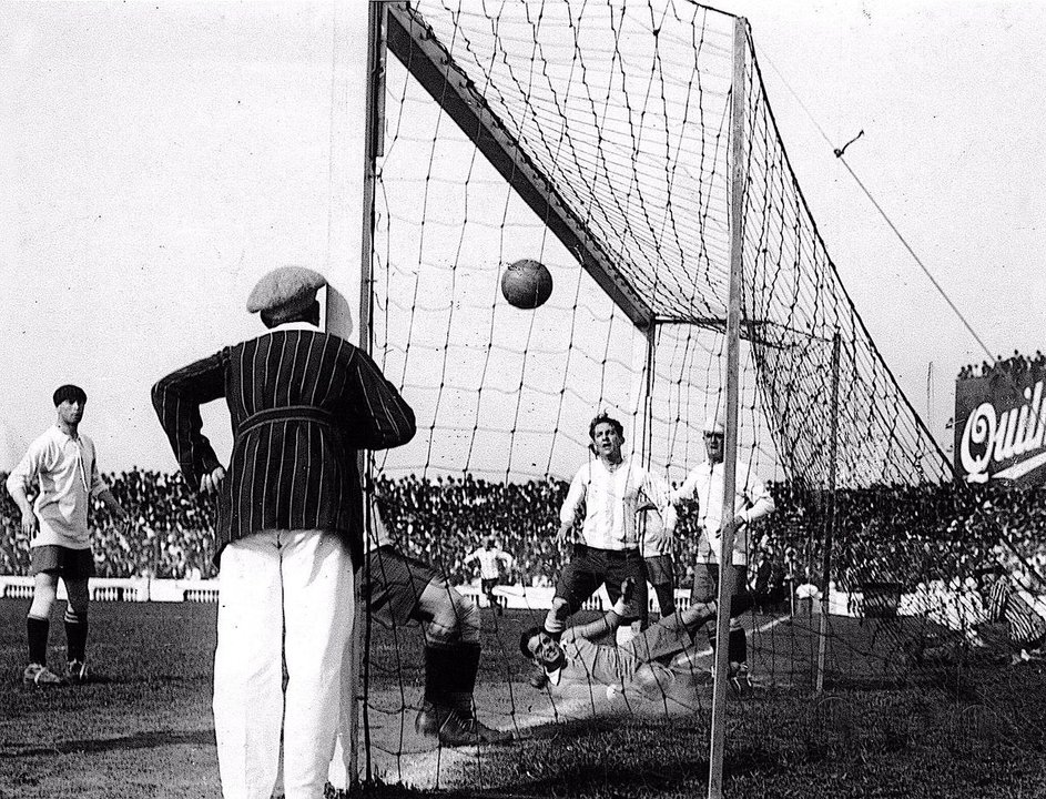 Primer gol olímpico de Onzari, en 1924