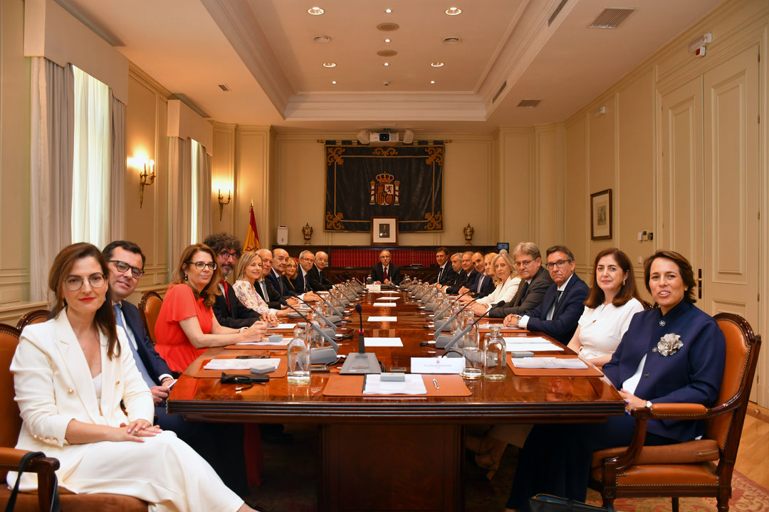 Los nuevo veinte vocales durante el primer pleno del octavo mandato del Consejo General del Poder Judicial (CGPJ), a 25 de julio de 2024, en Madrid (España). Los 20 vocales del nuevo Consejo General del Poder Judicial (CGPJ), elegidos por las Cortes tras el acuerdo entre el PP y el PSOE, han jurado su cargo ante el Rey y en presencia del presidente del Gobierno. Tras el acto, los nuevos integrantes del CGPJ han celebrado su primer pleno, que dará el pistoletazo de salida al octavo mandato, que se inicia con cinco años y medio de retraso tras no haber acuerdo entre los partidos políticos.
Fecha: 25/07/2024.