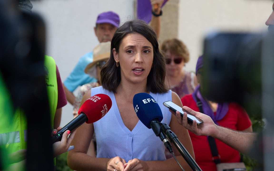 La secretaria política de Podemos y eurodiputada, Irene Montero, atiende a medios a su llegada a la visita de los trabajos de búsqueda de una fosa común de la Guerra Civil, en el Cementerio municipal de Fuencarral, a 19 de agosto de 2024, en Madrid (España). La asociación científica ArqueoAntro ha sido contratada por el Ministerio de Política Territorial y Memoria Democrática para buscar desde hoy una posible fosa común con los restos de 451 brigadistas internacionales en una parcela del barrio madrileño de Montecarmelo, donde el Ayuntamiento planea instalar un cantón de basuras, que tiene previsto comenzar los trabajos a partir de mañana.
19 AGOSTO 2024;MADRID;ASOCIACIÓN ARQUEOANTRO;GUERRA CIVIL;BRIGADISTAS
Jesús Hellín / Europa Press
19/8/2024