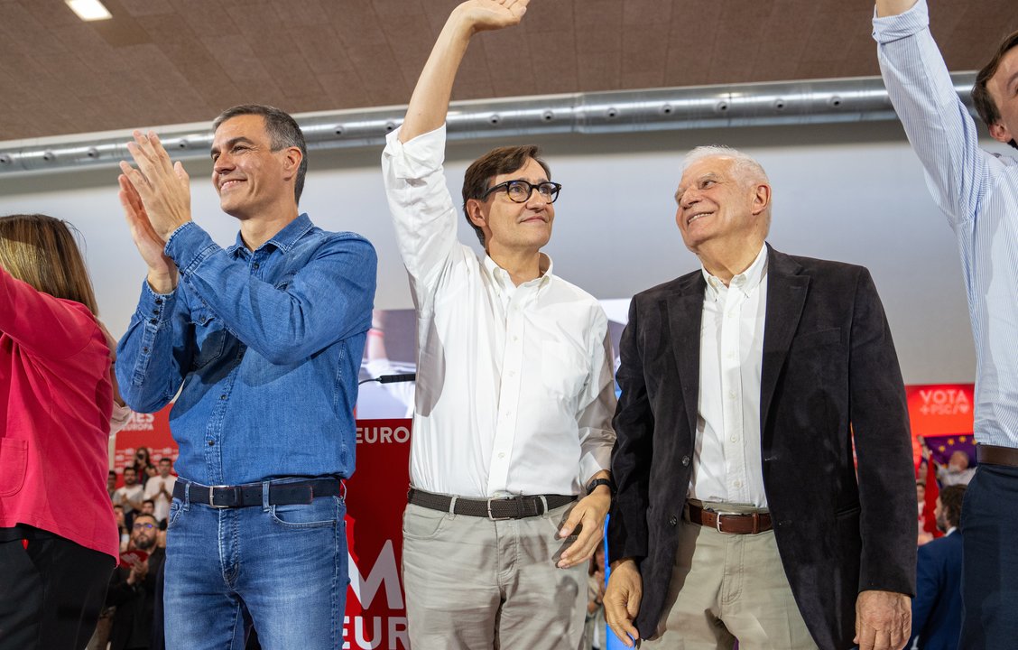 El presidnte del Gobierno, Pedro Sánchez (3i), el Alto Representante de la Unión Europea para Política Exterior, Josep Borrell (2d), y el primer secretario del PSC, Salvador Illa (3d), durante un mitin de campaña electoral del PSC, en el Poliesportiu Municipal Gornal, a 6 de junio de 2024, en L’Hospitalet de Llobregat, Barcelona, Catalunya (España). Este encuentro se enmarca como precierre de la campaña electoral del partido con motivo de las elecciones europeas, que se celebran el próximo domingo 9 de junio.
06 JUNIO 2024;CATALUÑA;ACTO;CAMPAÑA;PESOE;ELECCIONES;ELECTORAL;
Lorena Sopêna / Europa Press
(Foto de ARCHIVO)
06/6/2024