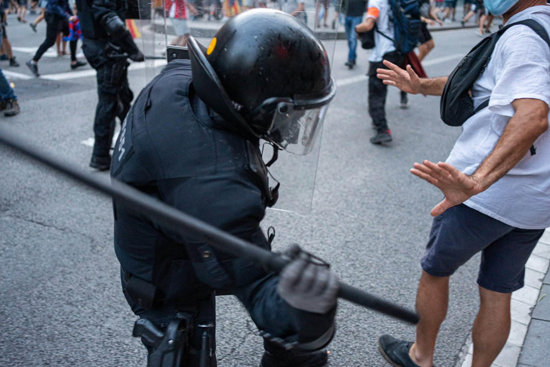 Un Mosso carga contra un hombre durante los altercados en la comisaría de la Policía Nacional de la via Laietana tras la manifestación de la ANC por la Diada, día de Cataluña, a 11 de septiembre de 2021, en Barcelona, Catalunya (España). Entre los incidentes provocados después ha habido lanzamiento de latas y algunas botellas, también de petardos y papeles, y quema de algún objeto de mobiliario urbano y gritos, mientras los agentes antidisturbios aguardan detrás de las vallas reforzadas que ya había instaladas, y que también han sido derribadas en parte.
Fecha: 11/09/2021. leer menos

Foto de archivo

Firma: Pau Venteo / Europa Press