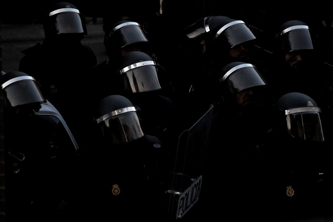 Agentes de Policía Nacional Antidisturbios antes del desalojo del edificio Dignidad de Móstoles, a 17 de julio de 2023 en Móstoles, Madrid (España). Más de 40 personas, entre ellas menores, enfermos y dependientes, se enfrentan al segundo intento de desalojo de este inmueble ocupado por la Plataforma de Afectados por la Hipoteca (PAH) en 2013 y que compró en subasta pública una empresa estadounidense. La PAH, Stop Desahucios Móstoles y la Coordinadora Vivienda de Madrid denuncian que todos los ocupantes del bloque son casos de vulnerabilidad acreditada y no tienen alternativa habitacional. La huelga indefinida de los funcionarios de Justicia impidió el pasado mayo que se llevara a cabo el desalojo que estaba ordenado por el juzgado y que afecta a 18 familias que residen desde hace casi diez años en este edificio.
Fecha: 17/07/2023. leer menos

Foto de archivo

Firma: Fernando Sánchez / Europa Press