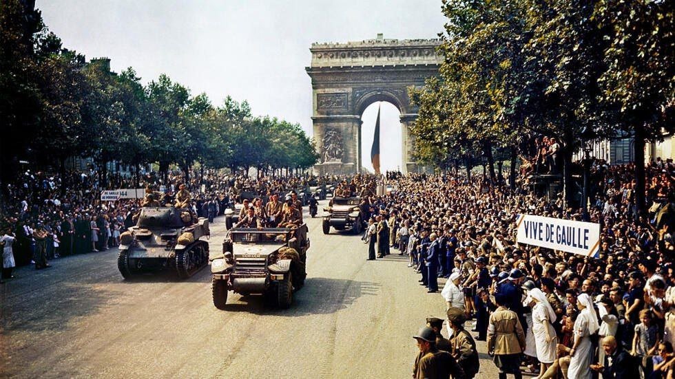 Celebración de la rendición de los nazis en París en agosto de 1944