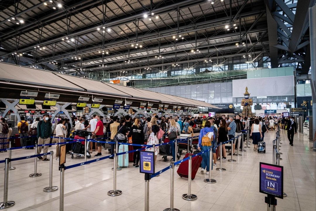 Terminal de un aeropuerto de Bangkok, Tailandia — Matt Hunt/SOPA