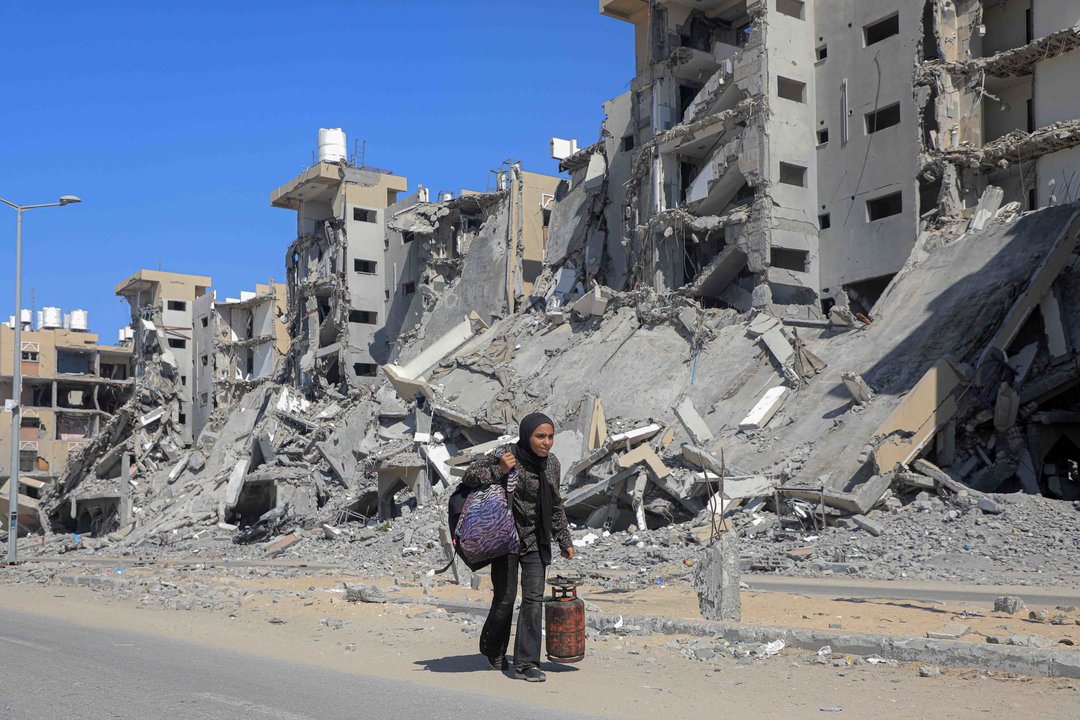 GAZA, Aug. 16, 2024  -- A Palestinian woman flees from the Hamad residential city northwest of the southern Gaza Strip city of Khan Younis, on Aug. 16, 2024. People in the Gaza Strip remain trapped in an endless nightmare of death and destruction, as new evacuation orders have been issued by Israeli authorities, the UN agency for Palestine refugees said on Friday.,Image: 899289948, License: Rights-managed, Restrictions: , Model Release: no, Credit line: Rizek Abdeljawad / Xinhua News / ContactoPhoto