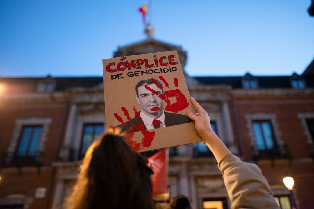 A woman carries a placard of the president of the Spanish government, Pedro Sánchez, during the rally. Pro-Palestinian organizations and Palestinian residents in Madrid have called for an urgent rally in front of the Ministry of Foreign Affairs to condemn the Israeli offensive against southern Gaza, in Rafah. They also protested against the government of Pedro Sanchez, which currently continues to send weapons to Israel.
David Canales / Zuma Press / ContactoPhoto