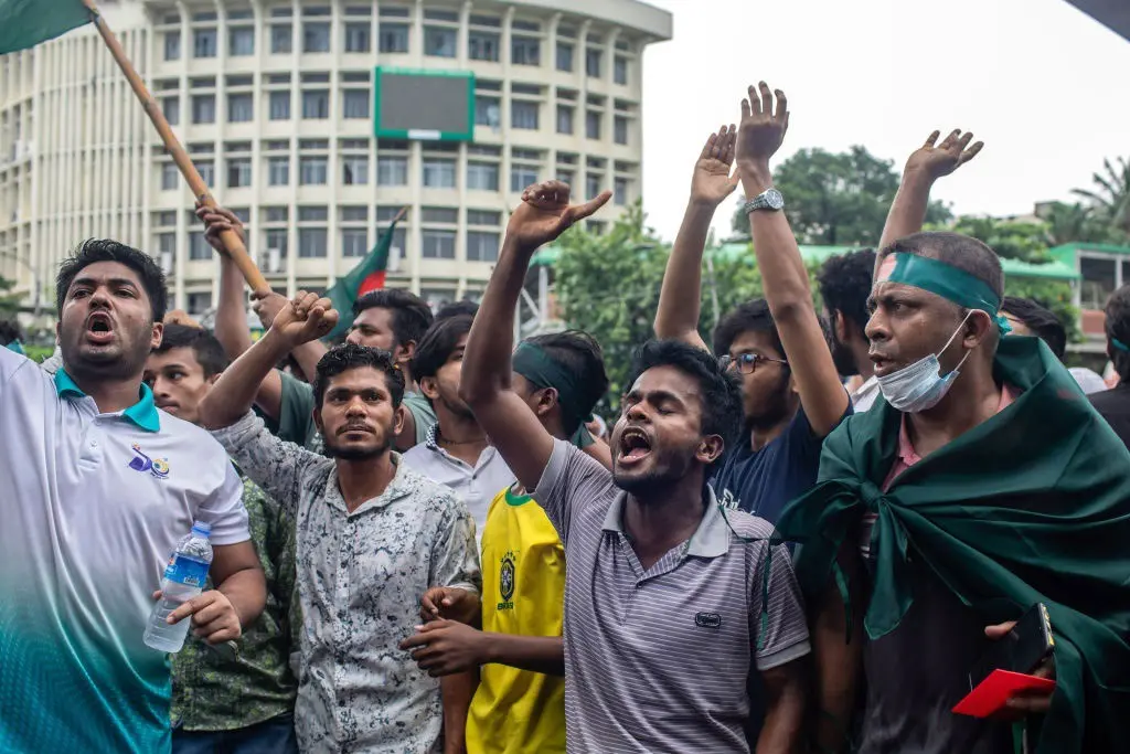 Los manifestantes celebran la renuncia de la primera ministra de Bangladesh, Sheikh Hasina — Jacobin