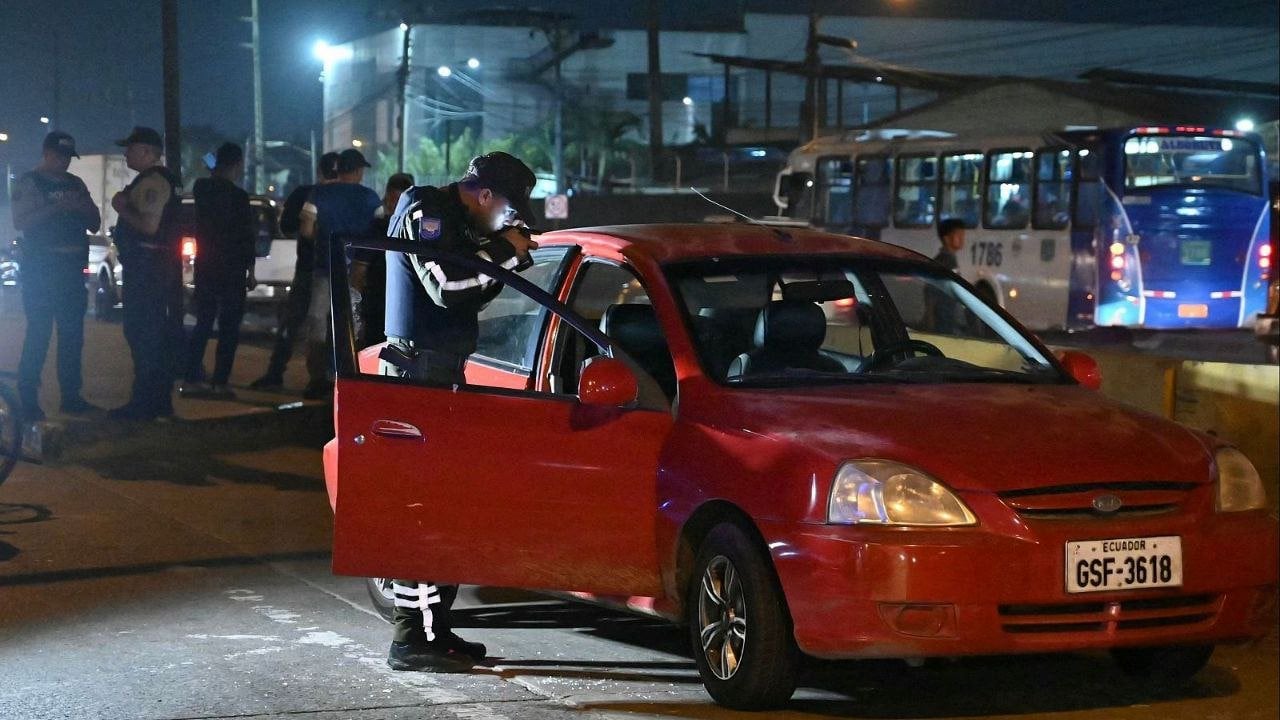 Un agente de policía inspecciona el coche de María Daniela Icaza, tras ser asesinada — Foto: RTVE