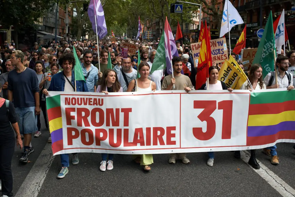 Manifestantes marchan en Toulouse contra la elección de Michel Barnier — Foto: Jacobin