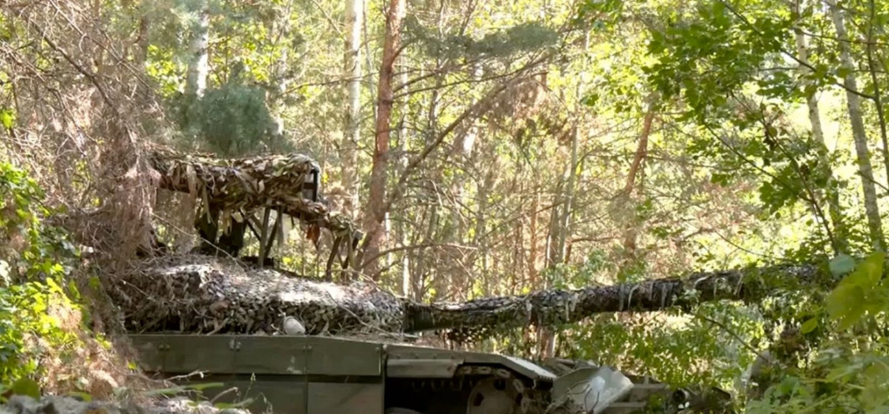 Tanque ruso toma posiciones de tiro en Kursk — Ministerio de Defensa de Rusia / RTVE Noticias