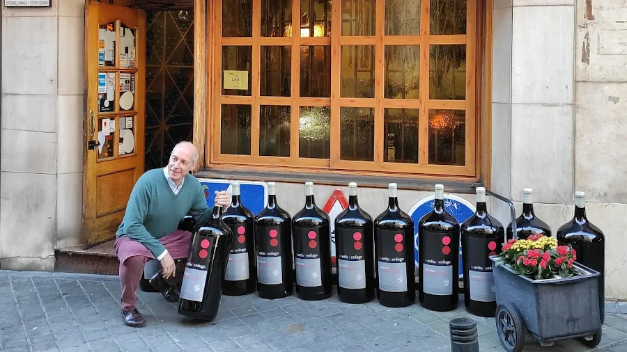 Pepe Morán en la puerta de De la Riva con sus botellas de vino de 27 litros — Foto: Facebook