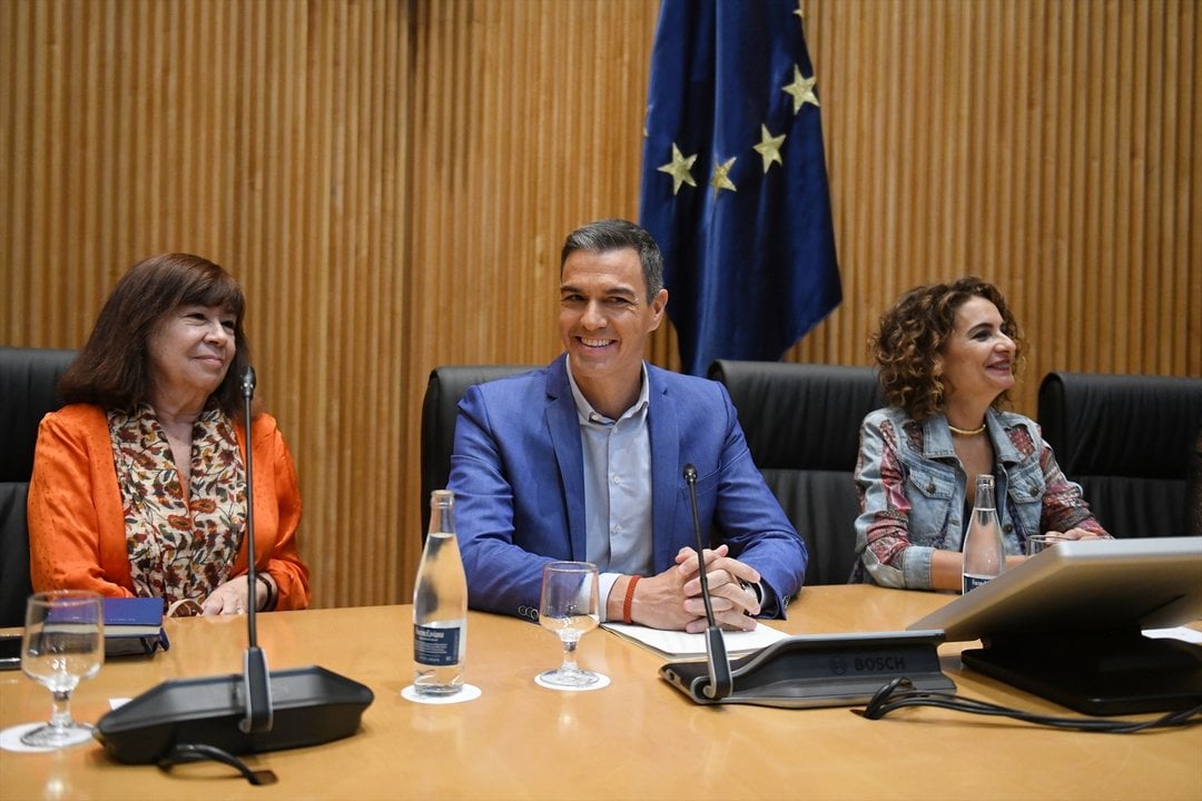 Cristina Narbona, Pedro Sánchez y María Jesús Montero — Fernando Sánchez / Europa Press