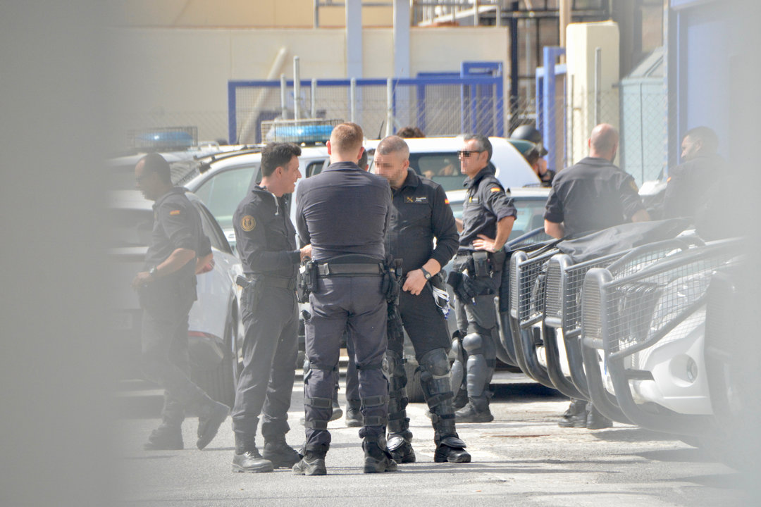 Agentes de la Guardia Civil en la frontera del Tarajal — Antonio Sempere / Europa Press / ContactoPhoto