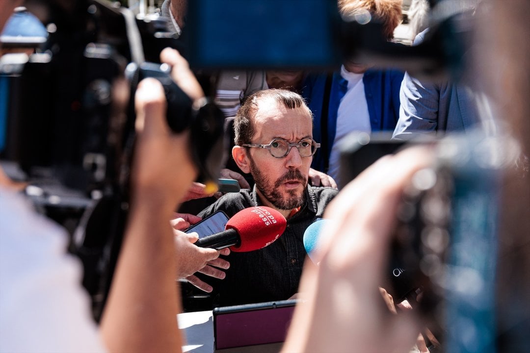 Pablo Echenique atiende a los medios de comunicación a su llegada a los juzgados de Plaza de Castilla — Carlos Luján / Europa Press