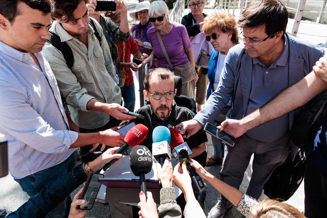 EuropaPress_6217152_exdiputado_podemos_pablo_echenique_atiende_medios_comunicacion_llegada