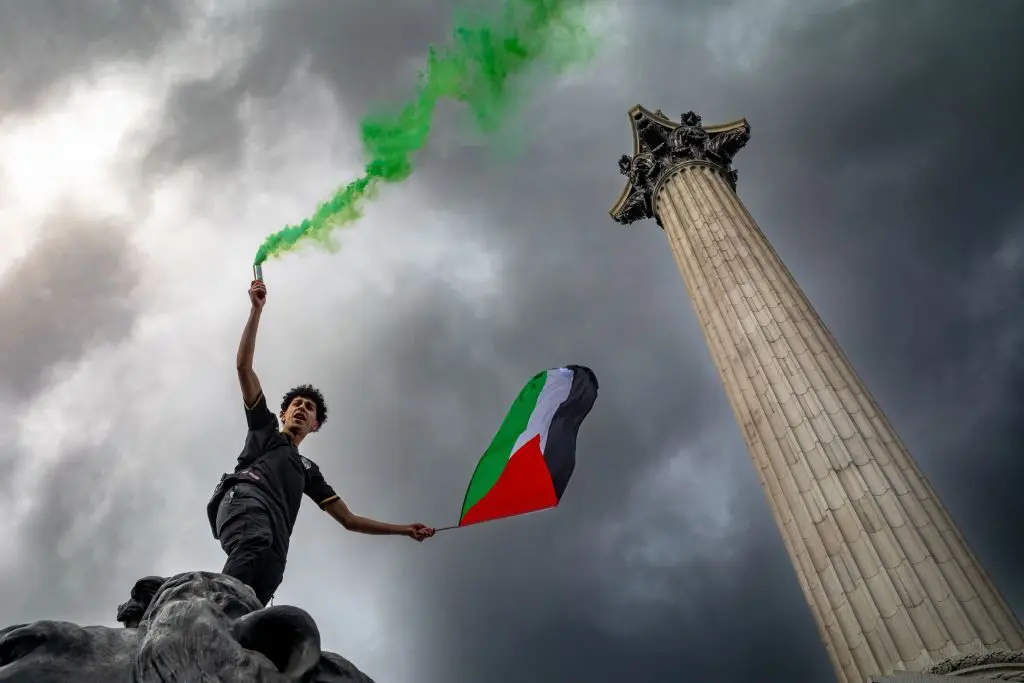 Un manifestante propalestino en Londres durante una protesta contra los ataques israelíes a Gaza — Jacobin