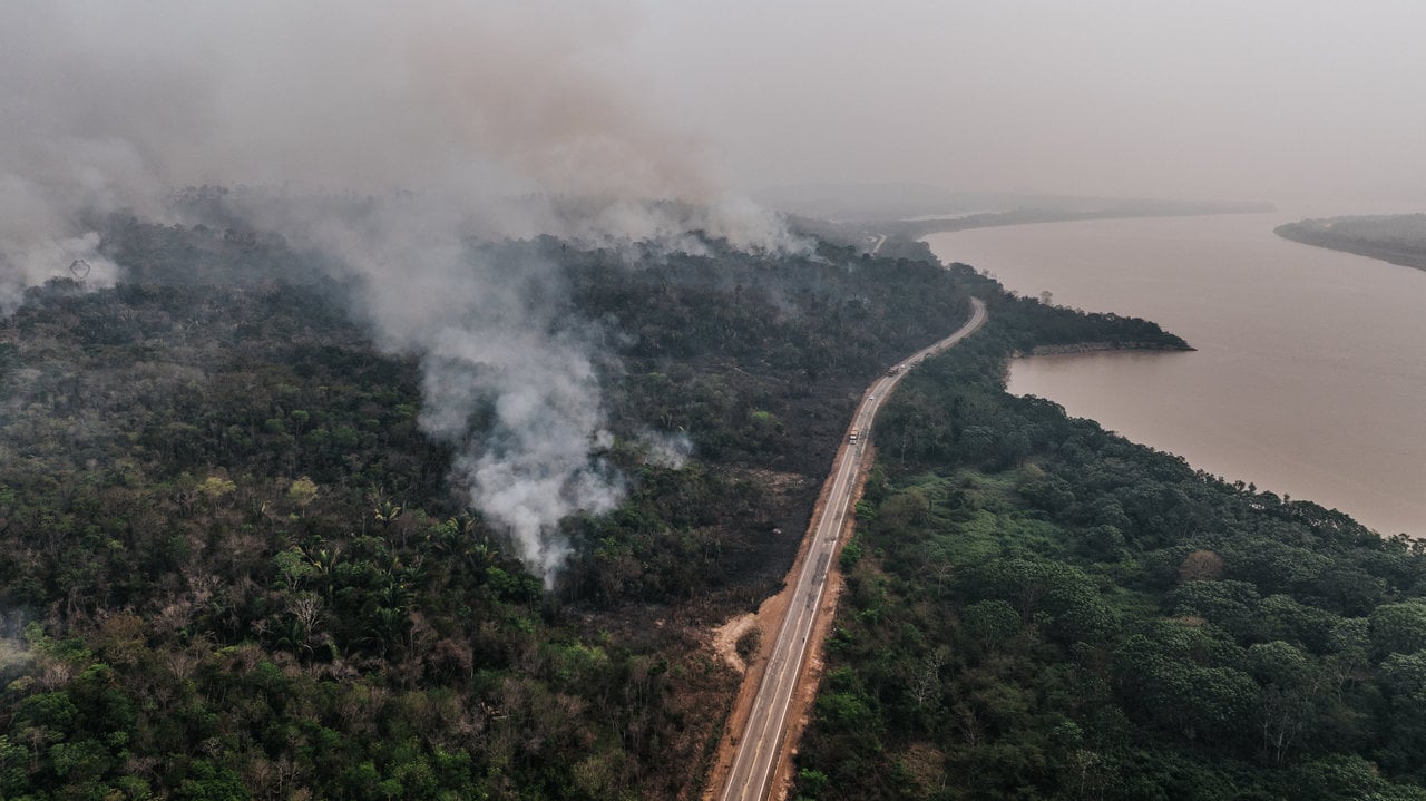 El 13 de septiembre de 2024 muestra cómo se eleva el humo en la selva amazónica de Sao Lourenço, en el estado de Rondonia, Brasil — Wang Tiancong / Xinhua News / ContactoPhoto