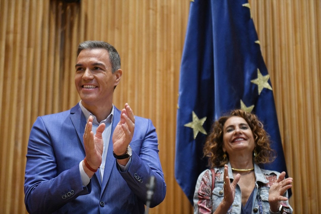 Pedro Sánchez y María Jesús Montero — Fernando Sánchez / Europa Press