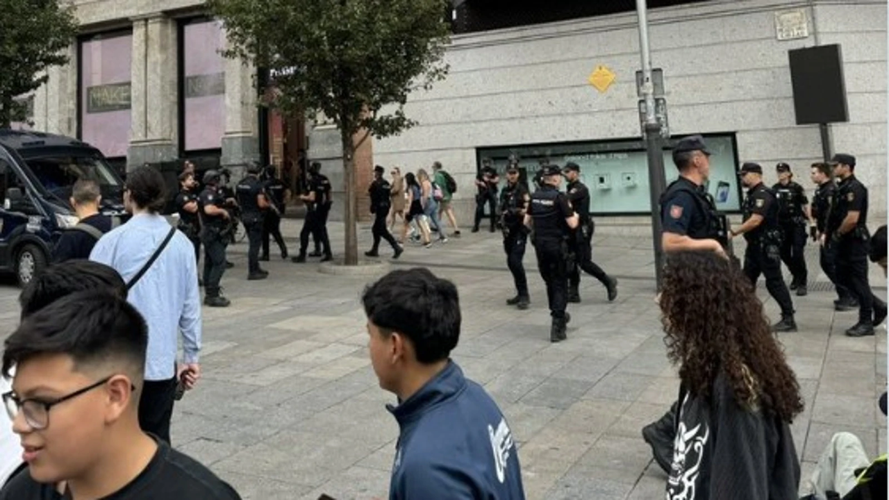 Desalojo de la plaza de Callo de Madrid por un falso aviso — X