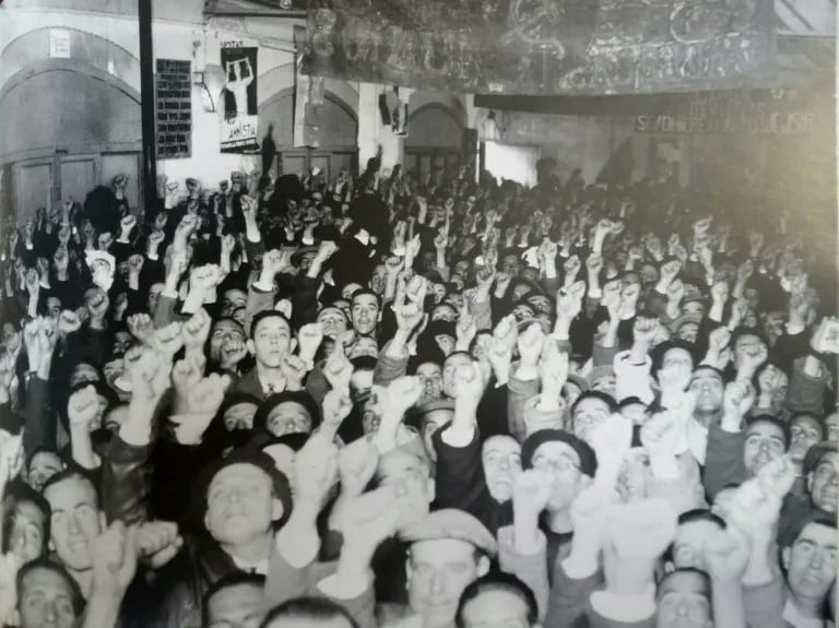 Público de un mitin de Ángel Pestaña en Vallecas (9 de febrero de 1936)