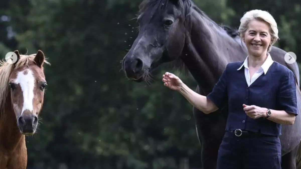 Ursula von der Leyen posa con uno de sus caballos y su pony Dolly — Instagram