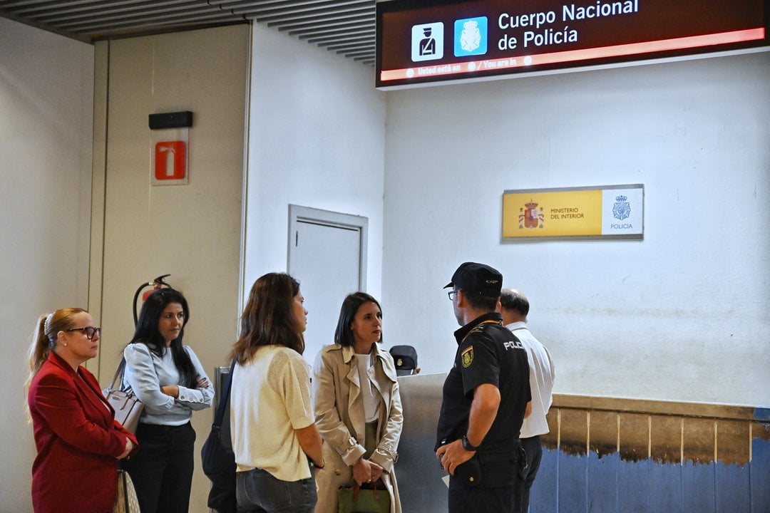 Irene Monter e Isa Serra hoy en el aeropuerto Adolfo Suárez — Dani Gago