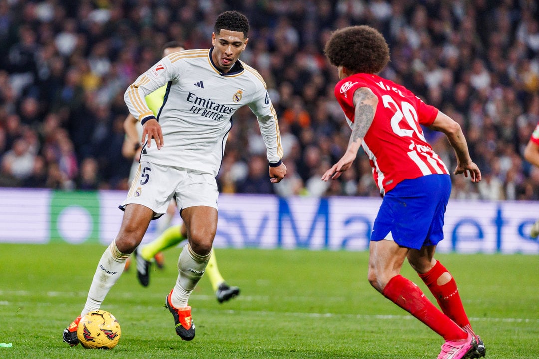 Estadio Santiago Bernabéu Jude Bellingham of Real Madrid (L) plays against Axel Witsel of Atletico de Madrid (R) during the LaLiga EA Sports match between Real Madrid and Atletico de Madrid in Stadium Santiago Bernabeu on January 4, 2024 in Bilbao, Spain. (Photo by Maria de Gracia Jiménez)  (Maria de Gracia Jiménez / SPP)