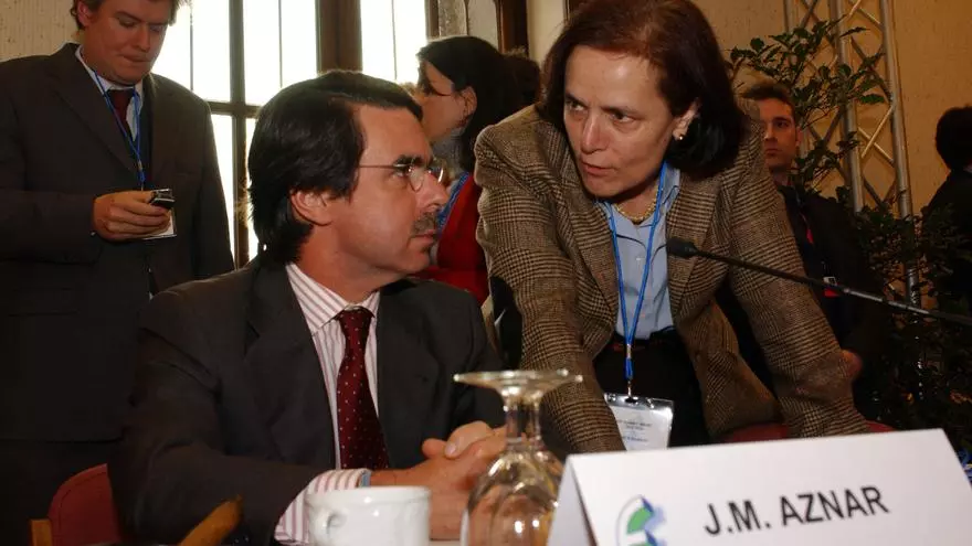 La exministra y excomisaria europea Loyola de Palacio, charlando con José María Aznar — PPE