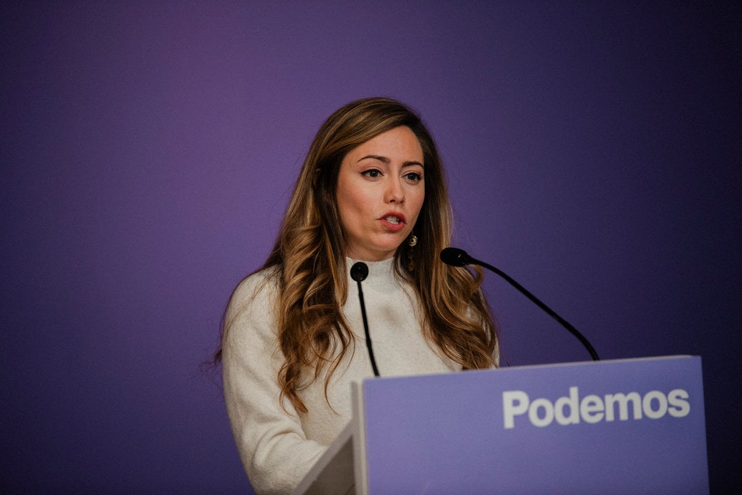 La secretaria de Acción Institucional de Podemos, María Teresa Pérez, ofrece declaraciones a los medios para valorar el discurso del rey. Sede de Podemo