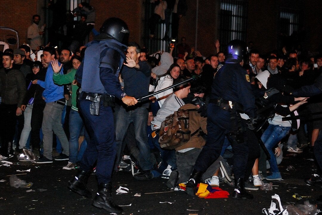 Cargas policiales en la noche del 25 de septiembre cerca del Congreso de los Diputados - Flickr / Wikipedia