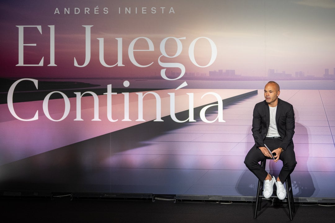 El jugador Andrés Iniesta durante la rueda de prensa en la cual anunciaba el final de su carrera como futbolista — Lorena Sopêna / Europa Press / ContactoPhoto