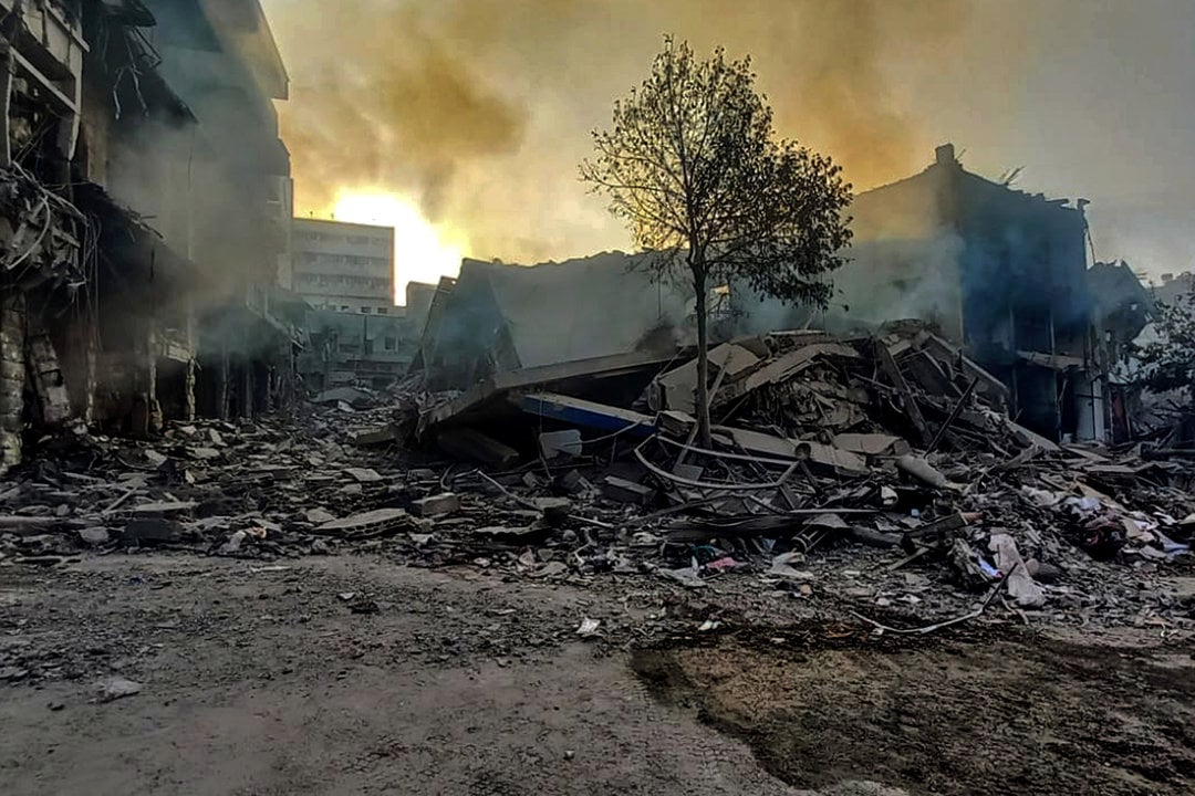 Rubble and damage from Israeli overnight air strikes that destroyed a whole market in the southern Lebanese city of Nabatieh. Eight people were wounded in the attacks that targeted the city’s old market, located around 12 kilometers from the border with Israel.
Marwan Naamani / Zuma Press / ContactoPhoto